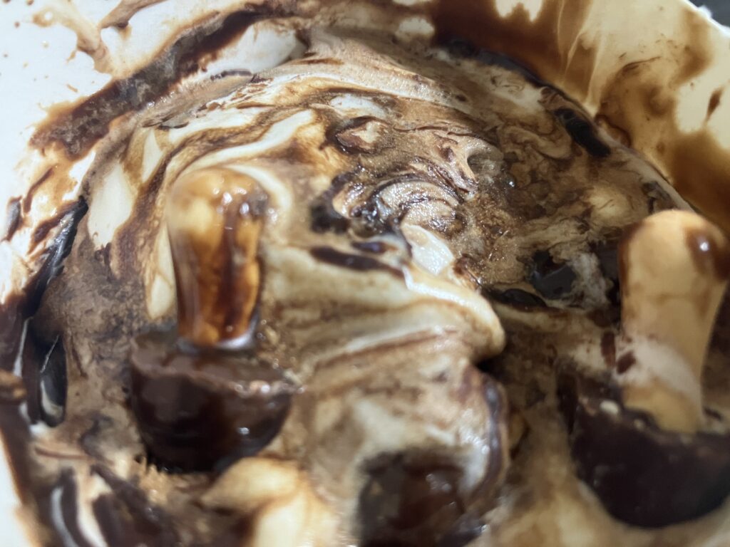 なめらかなバニラアイスとチョコソース