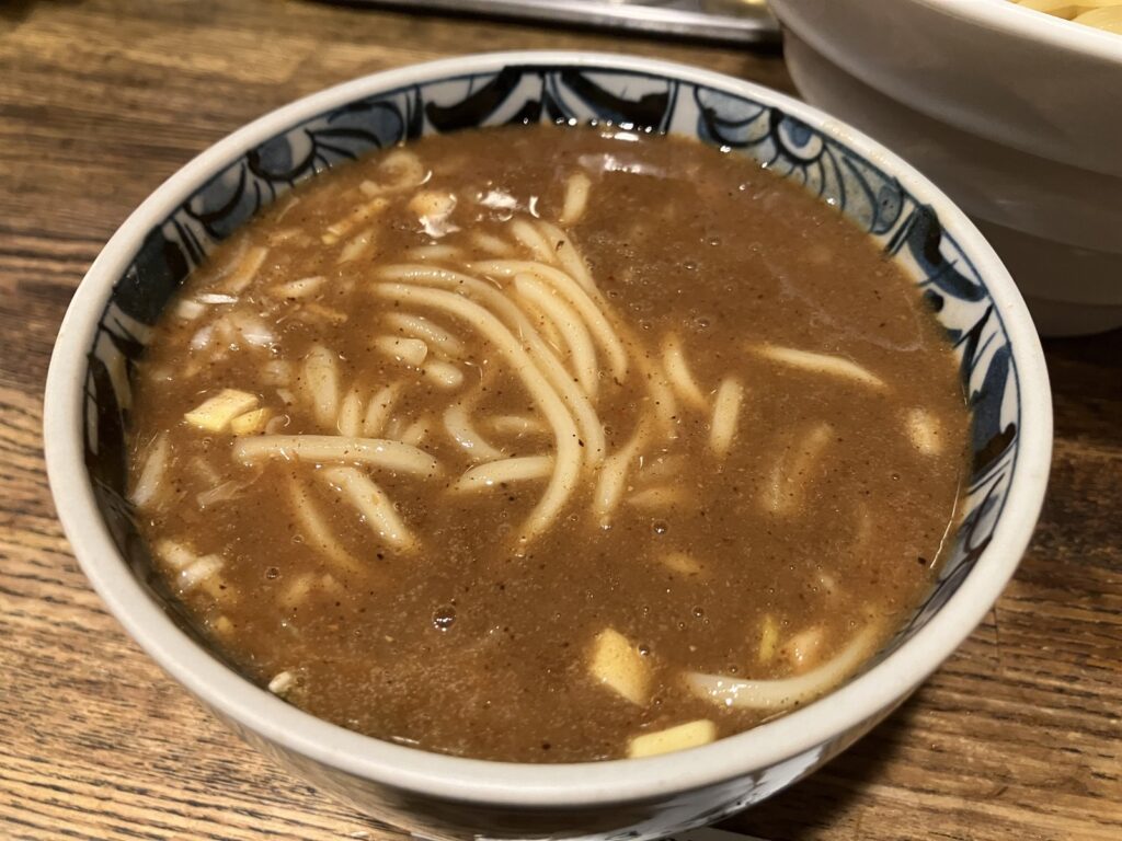 つけ汁にくぐらせた太麺