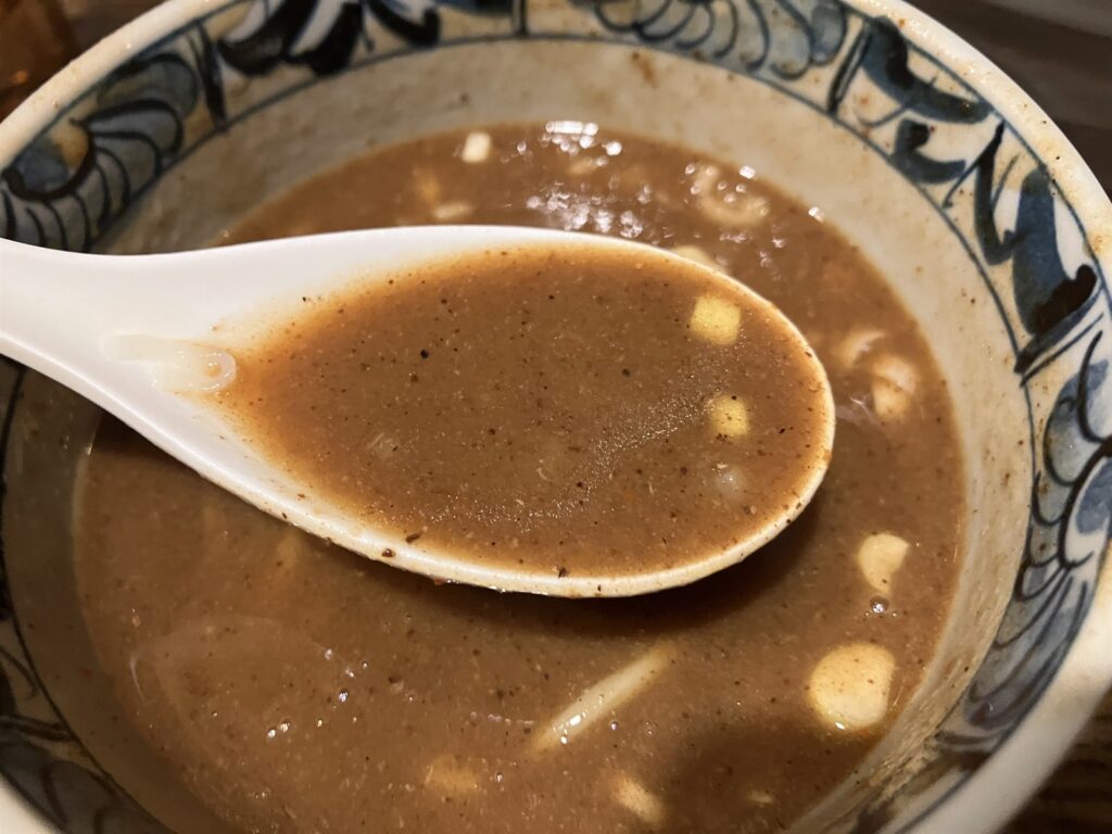 レンゲですくった濃厚鶏つけ麵のつけ汁