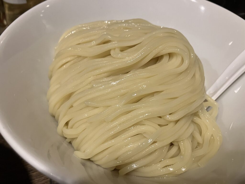 つるつるとした見た目のもっちり太麺