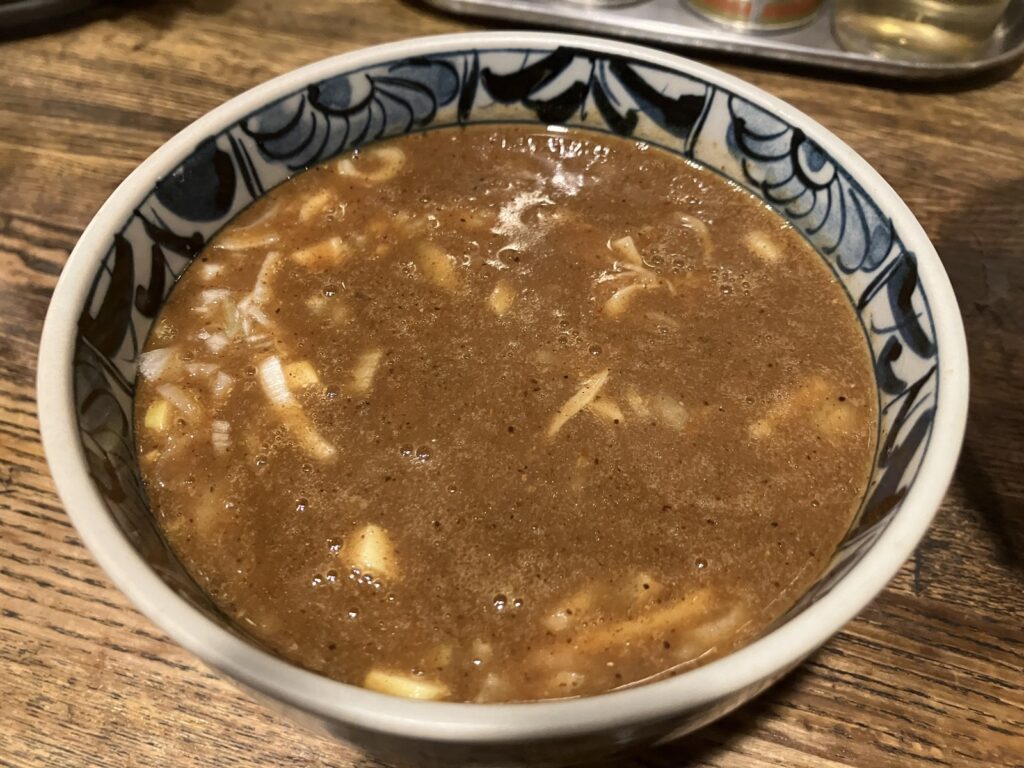 鶏の旨味が効いた濃厚でコク深いつけ汁