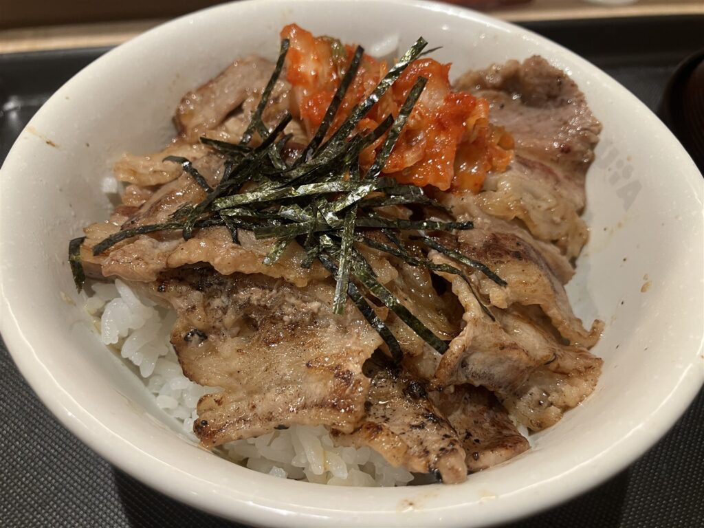 ご飯の上にカルビが盛られたキムカル丼（並盛）