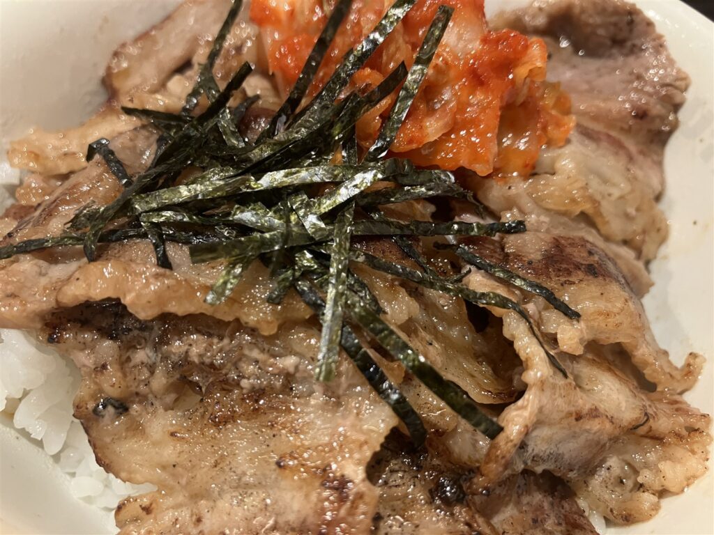 カルビの上にのったキムチと刻み海苔