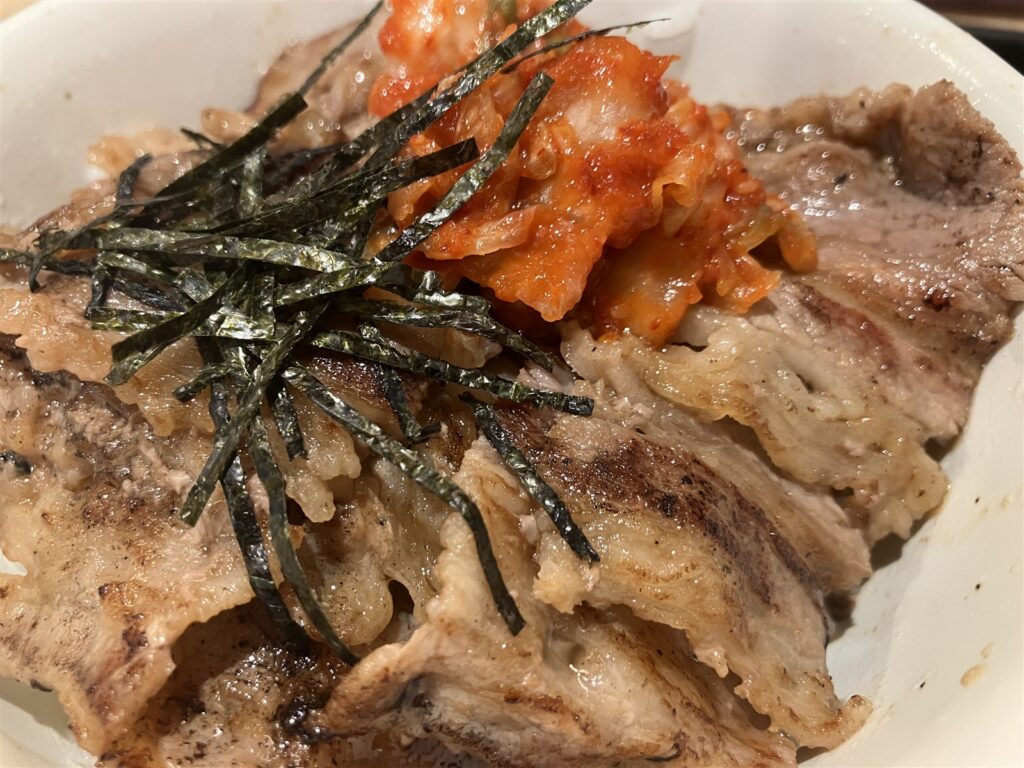 甘いたれが絡んだカルビ