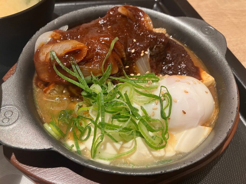 ごろごろのチキンと温玉、豆腐が入った鶏のどて煮風鍋