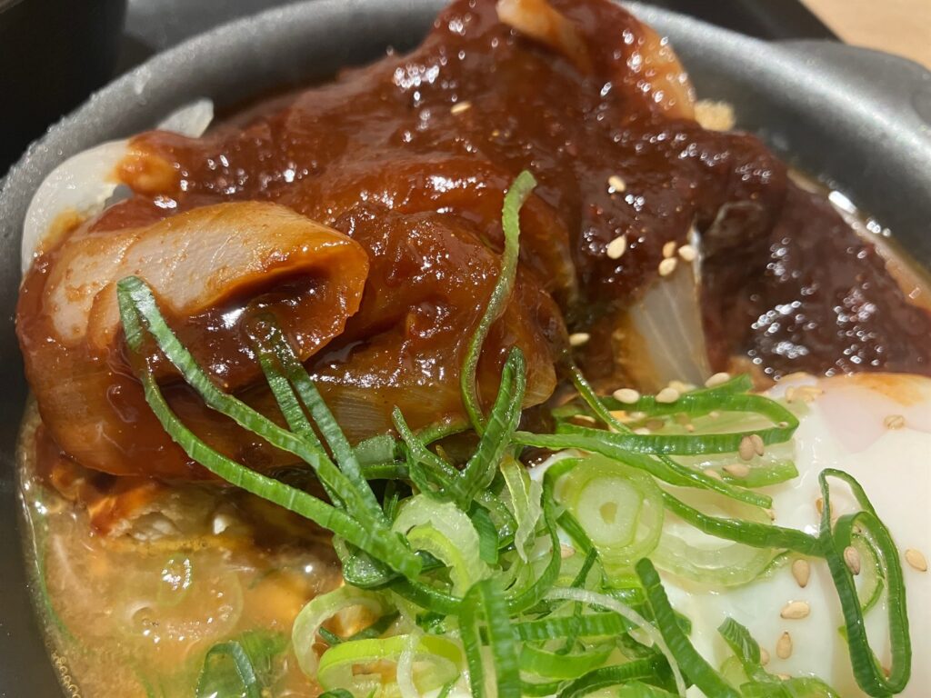 チキンに絡んだ濃厚な味噌ダレ