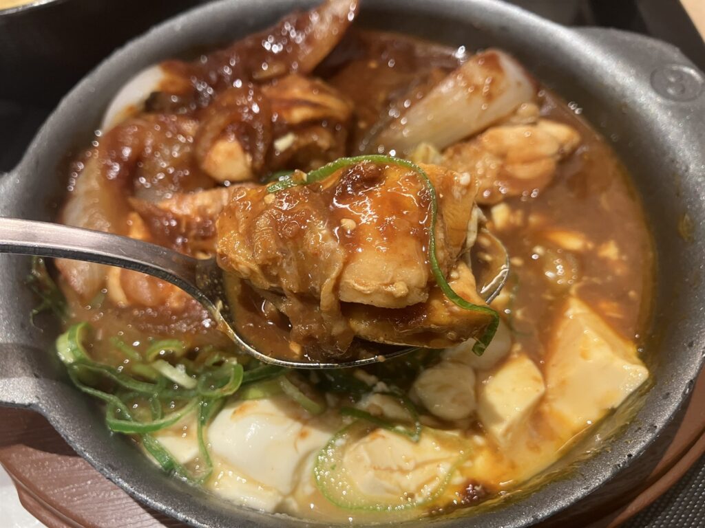 スプーンですくったほどよく柔らかいチキン