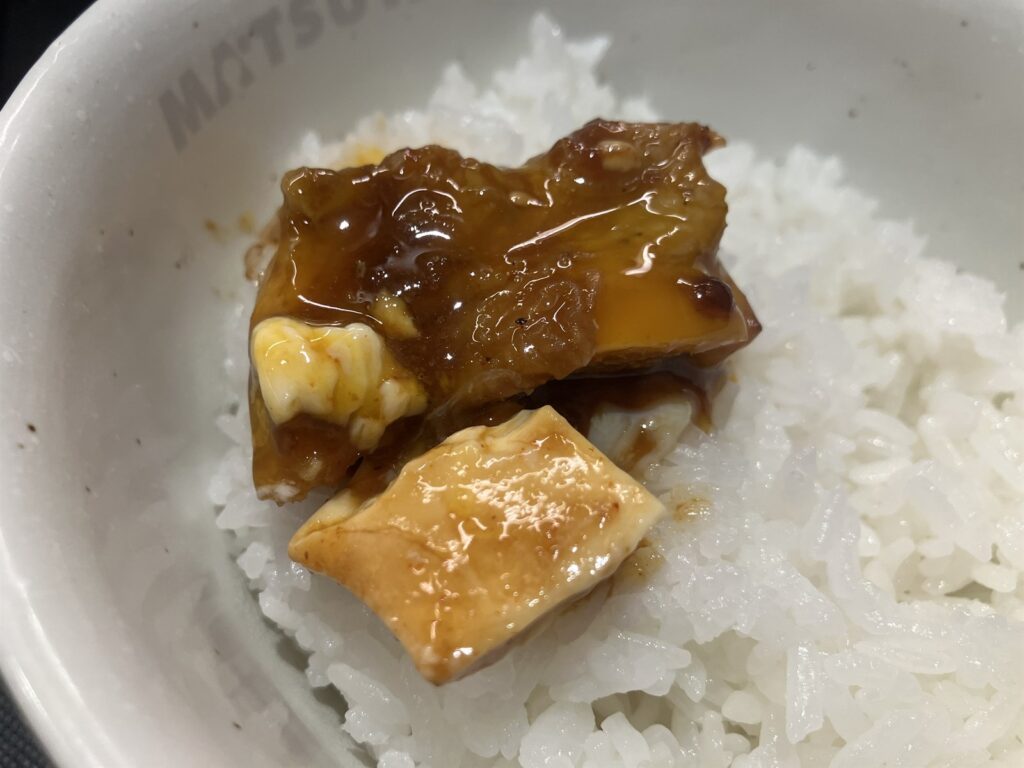 味噌ダレとチキン、豆腐をのせたご飯
