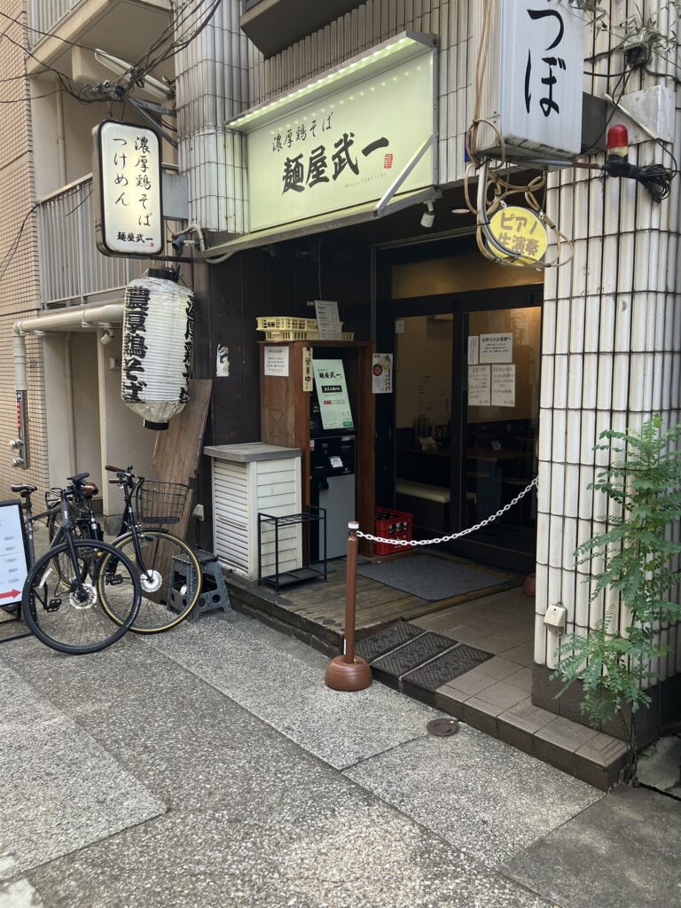 細い路地にあるお店の外観と入り口