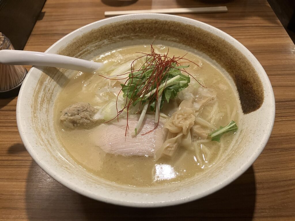 とろみのある濃厚な鶏白湯スープ