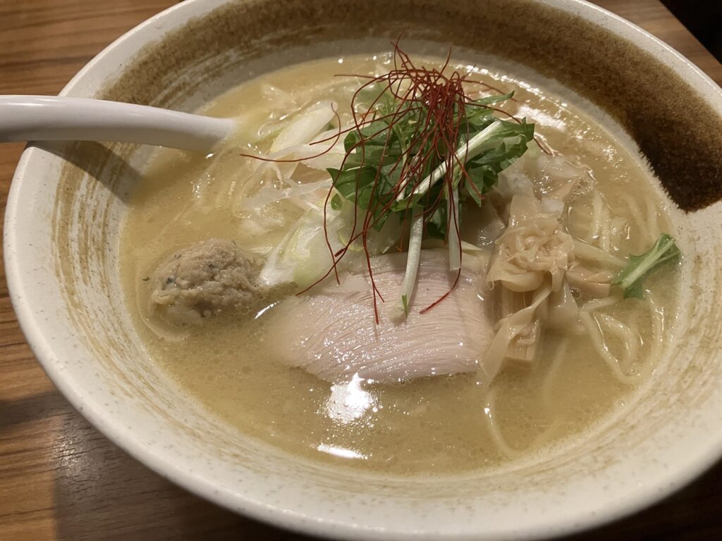 しっとりとした鶏チャーシューとつくねがのった濃厚鶏白湯そば
