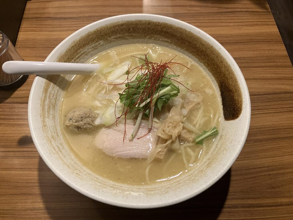白髪ねぎと糸唐辛子がのった濃厚鶏白湯そばの全体