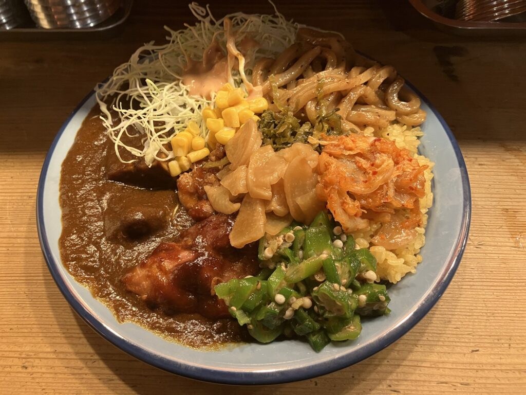 うどんやオクラ、高菜、キムチなどを盛りつけたカレーライス