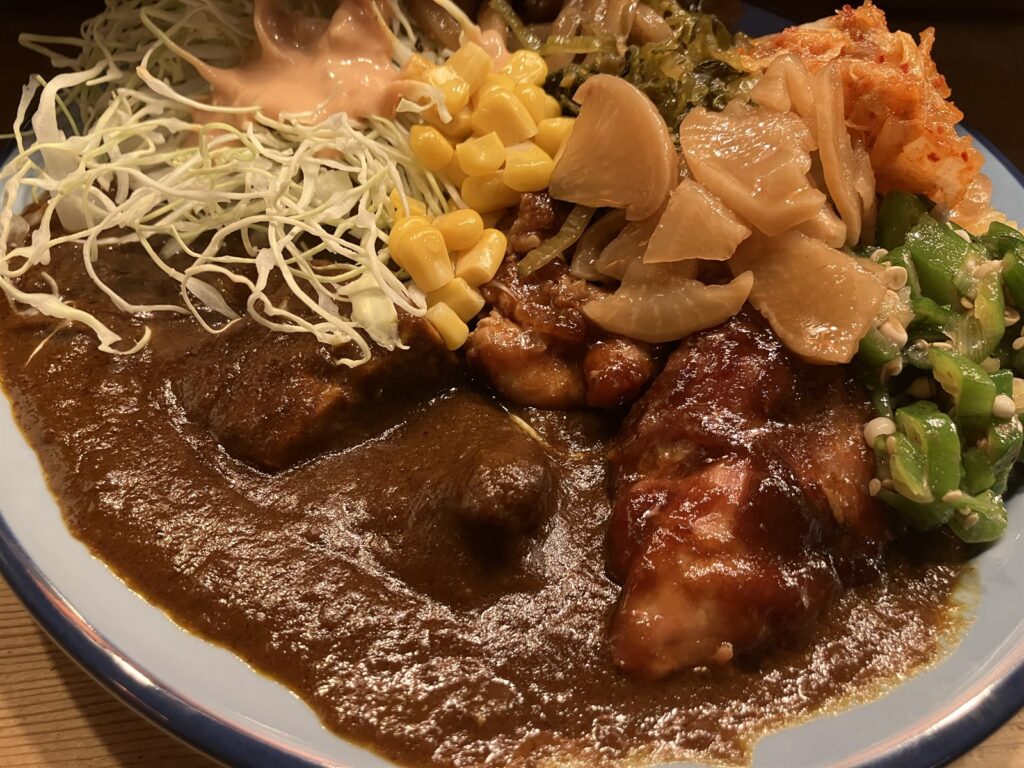 とろみのある濃厚なポークカレーのルーとチキン