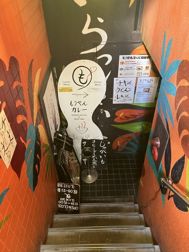 階段を降りた地下にあるお店の入り口