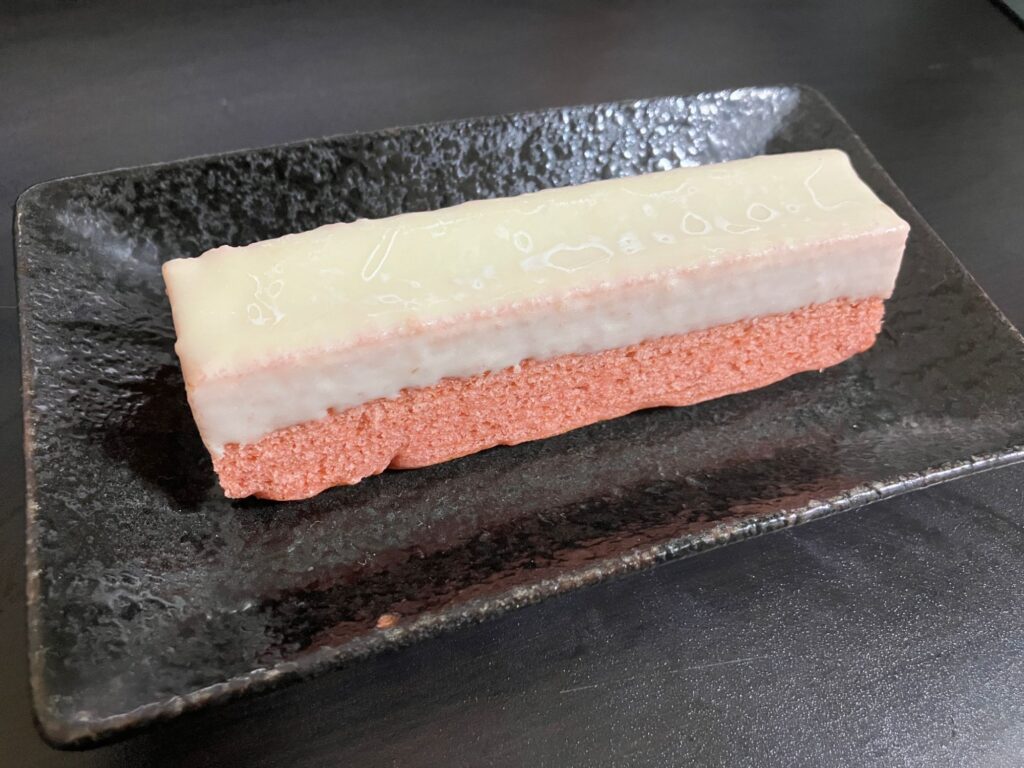 皿に盛った不揃いバウム ホワイトチョコがけいちご
