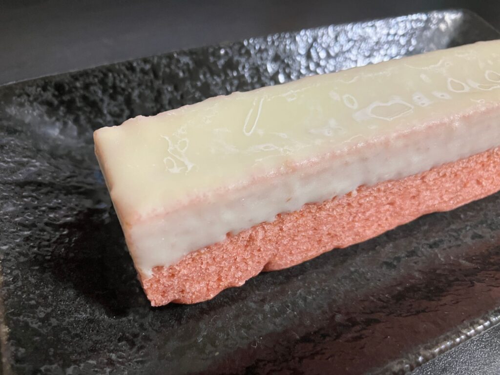 ホワイトチョコがかかったいちごバウム