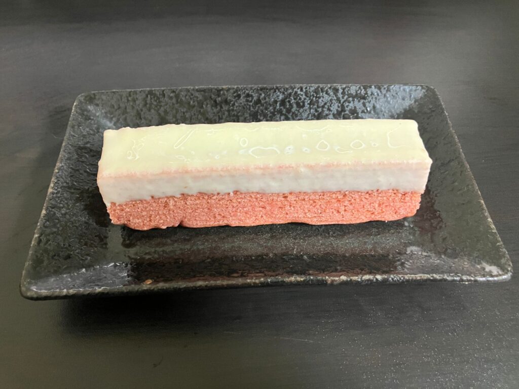 ピンクの生地と白いチョコが層になったバウム