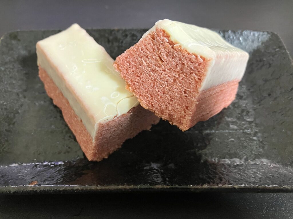 きめ細かいいちごバウムの断面