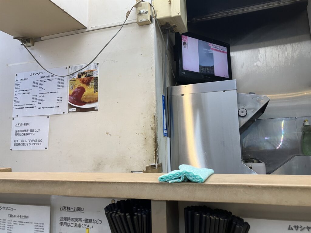 カウンター越しに厨房が見えるお店の内観