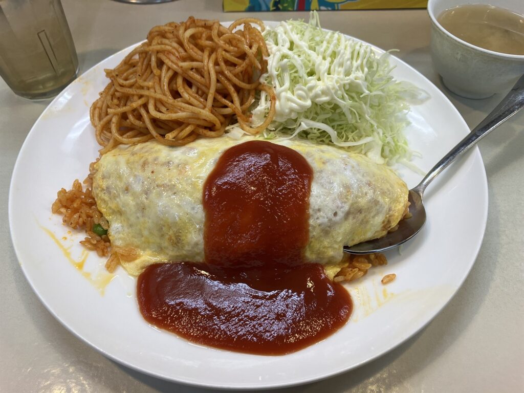 ナポリタンと千切りキャベツが添えられたオムライス