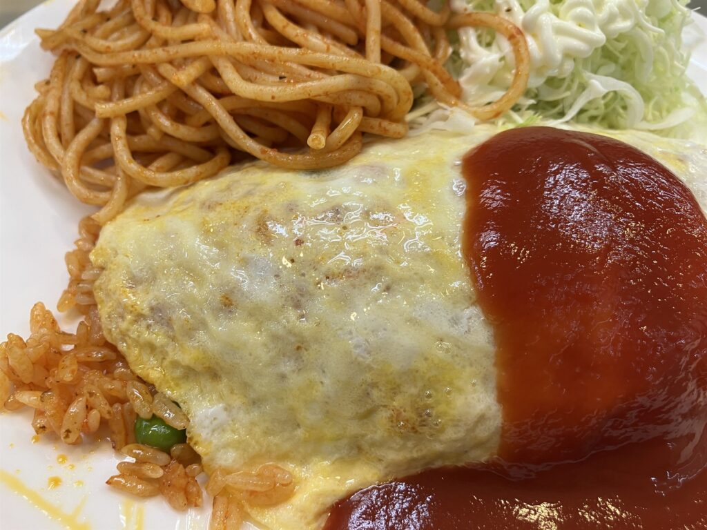 薄焼き卵とケチャップがかかったオムライス
