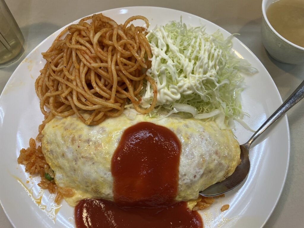 斜めから見たオムライスの全体
