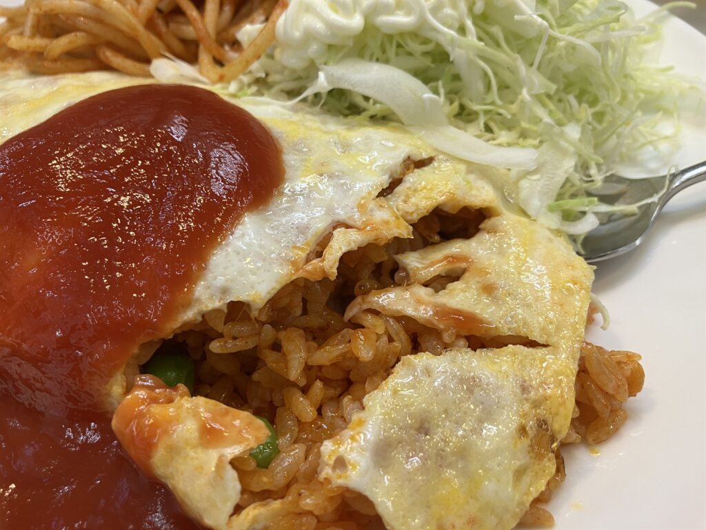 薄焼き卵の中から現れたチキンライス