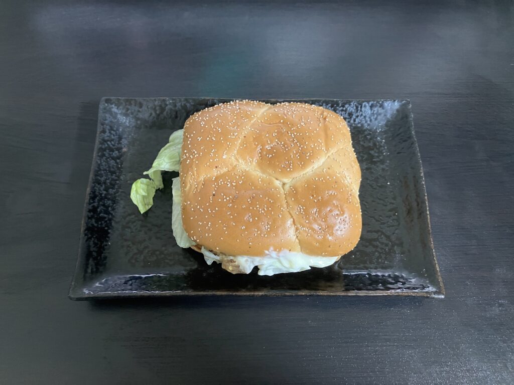 皿に盛ったN.Y. 肉厚ビーフ ペッパー&ビーフソテー