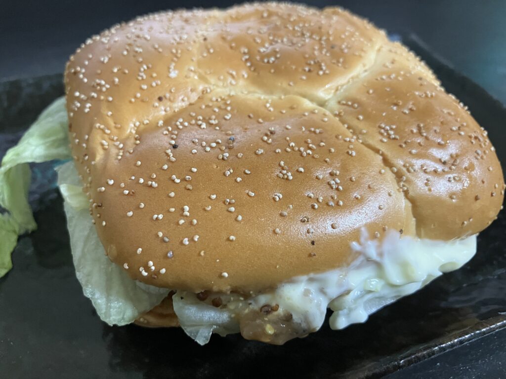 バンズからのぞくレタスとソース