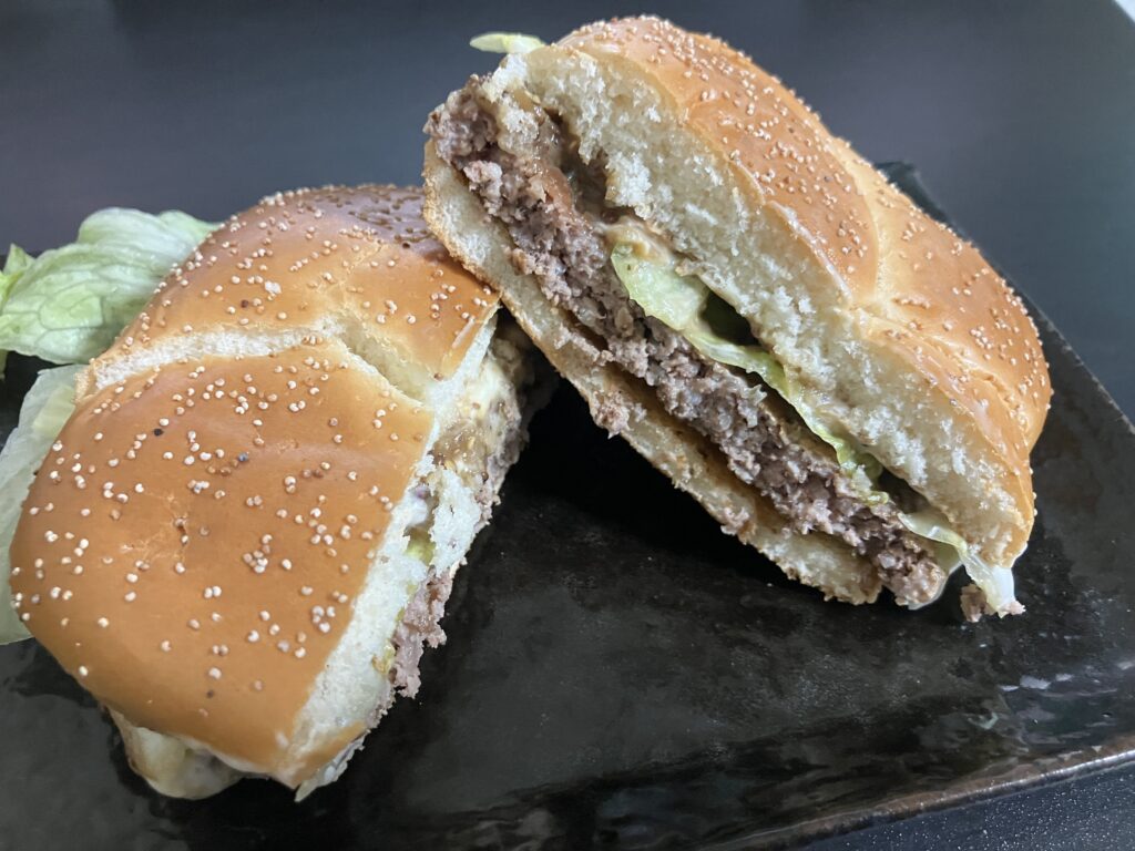 半分に切ったN.Y. 肉厚ビーフ ペッパー&ビーフソテー