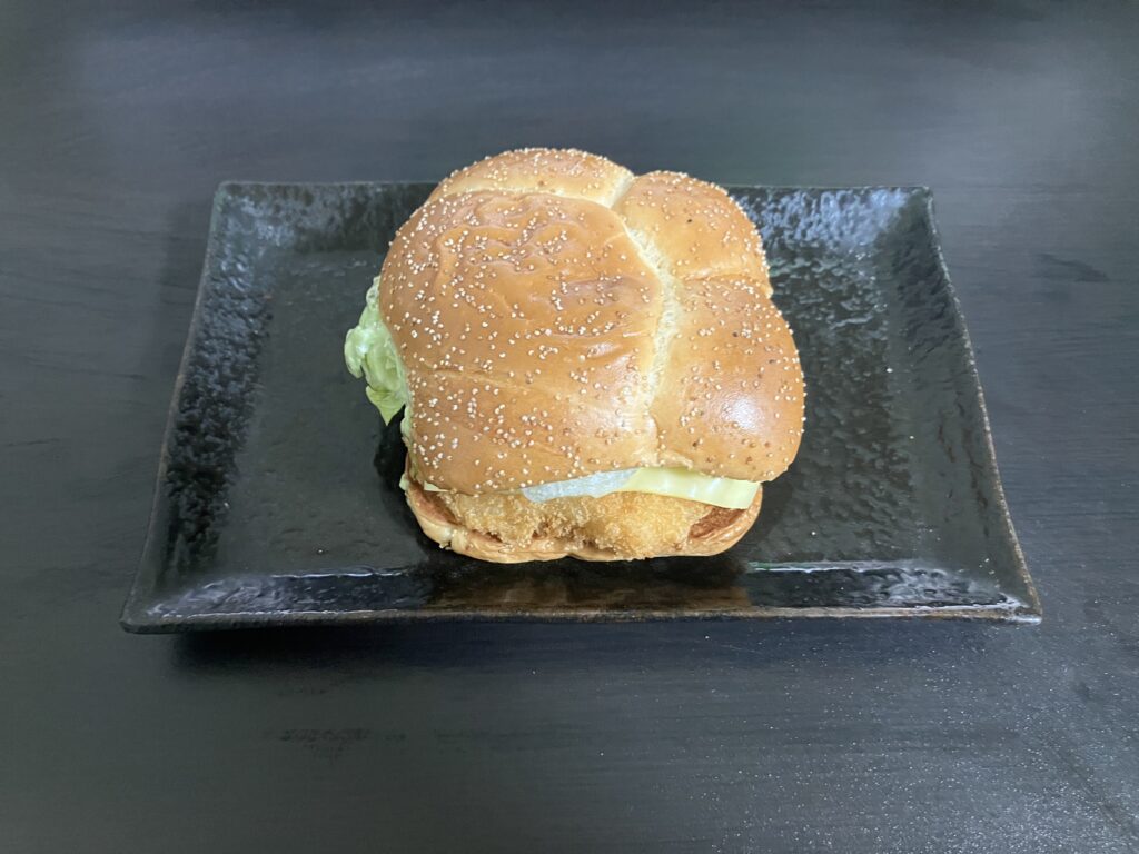 皿に盛ったN.Y. タルタルシュリンプ ガーリック&バジル