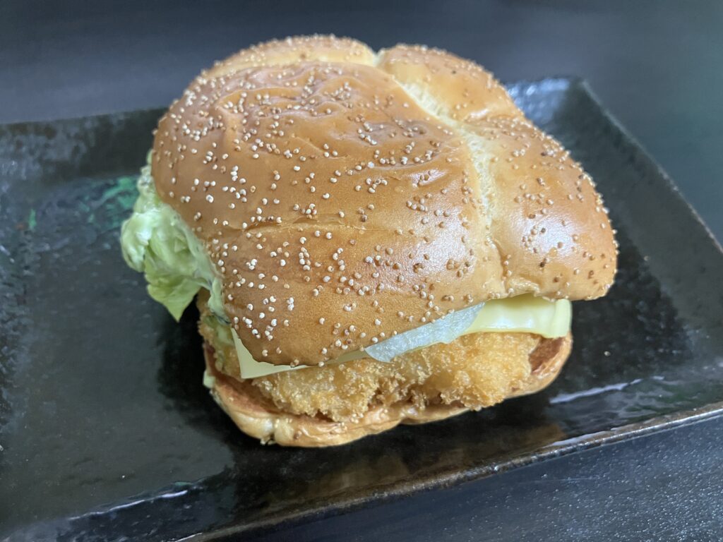 えびカツとチーズがのぞくバンズ