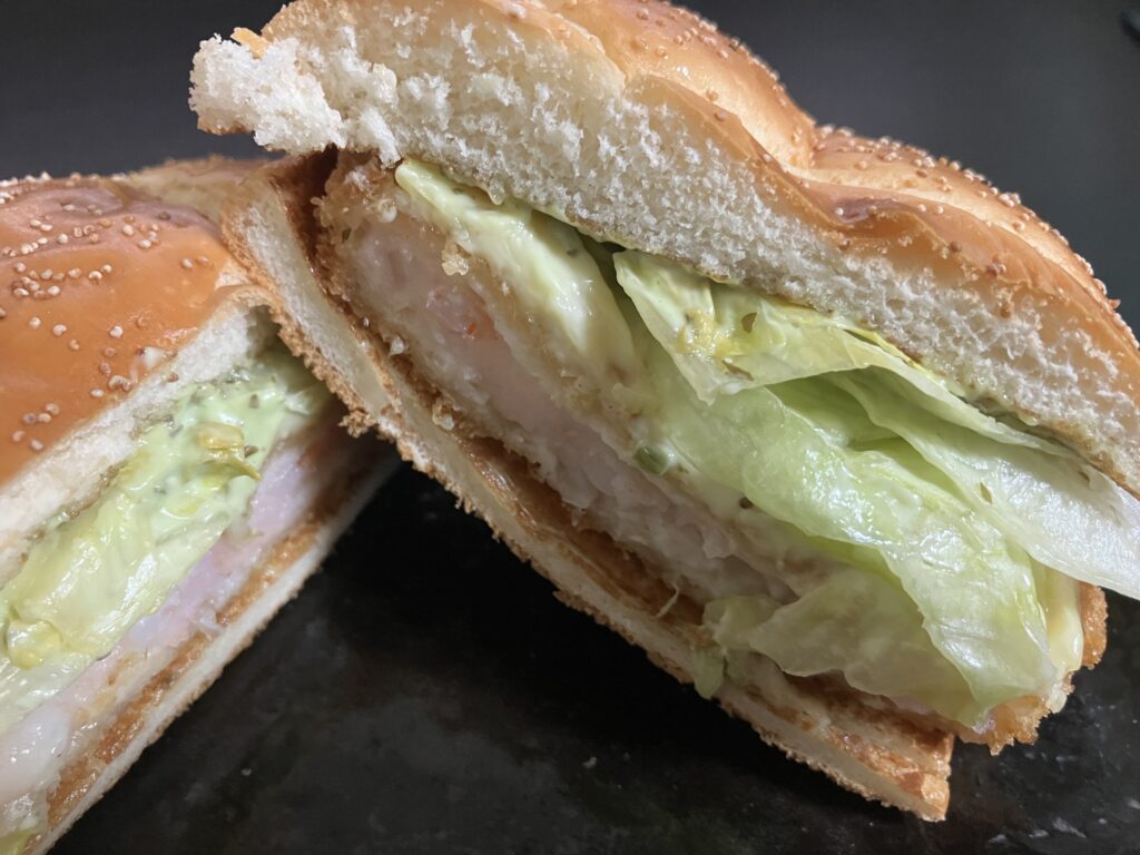 レタスとタルタルソースが重なった断面