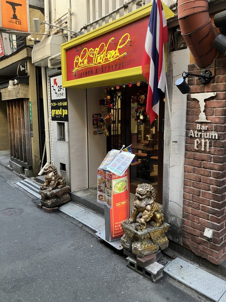 細い路地にあるお店の外観とネオン看板
