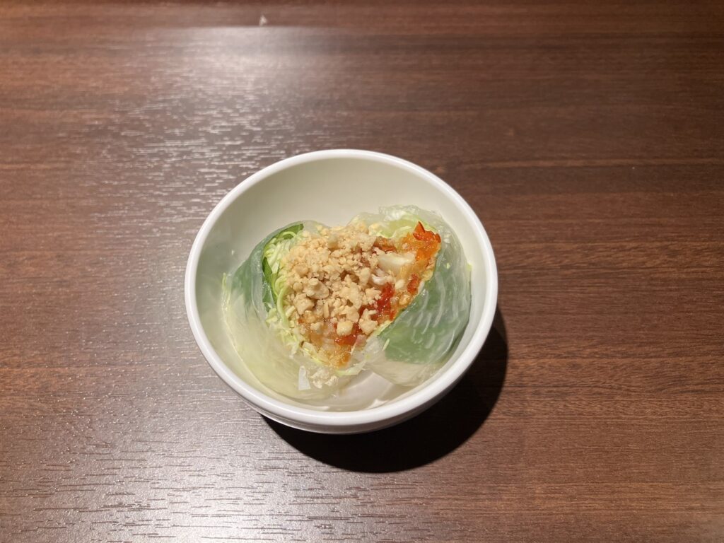お通しのように提供される生春巻き