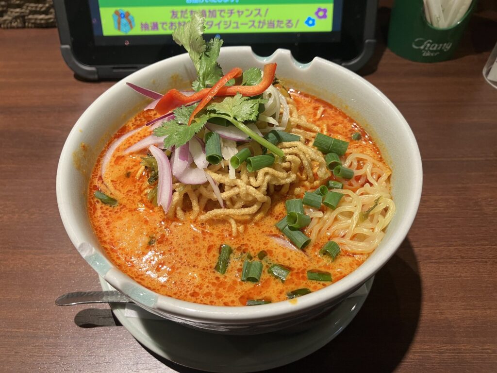 ココナッツミルクベースのスープに揚げ麺と米麺がのったカオソイ