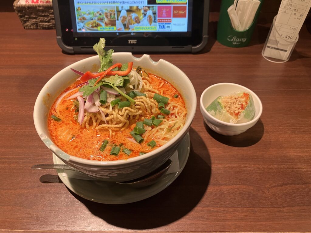 カオソイ（チェンマイカレーラーメン）と生春巻き