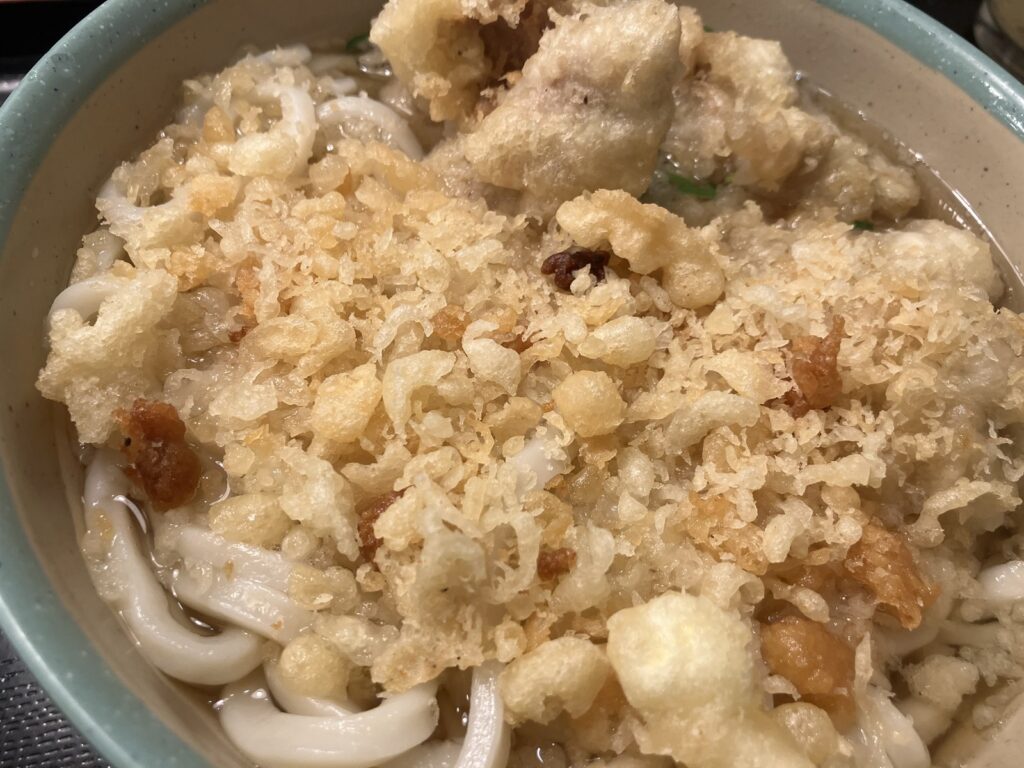 天かすをたっぷりとかけた温・とり天うどん