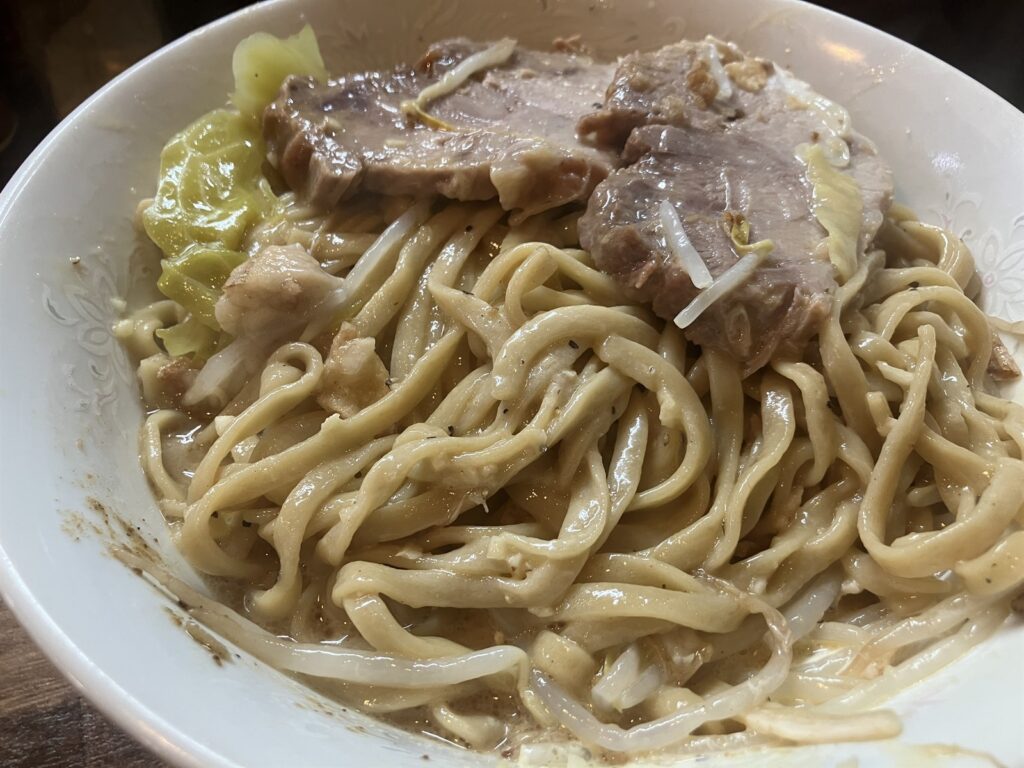 混ぜたあとのもっちりとした太麺