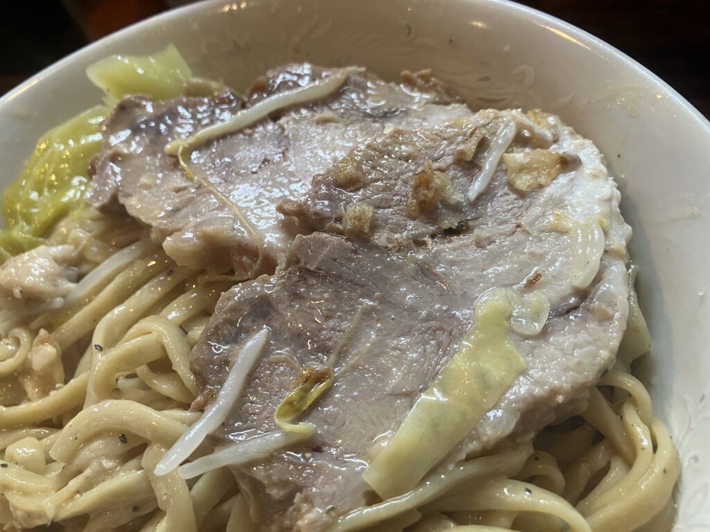 小まぜそばにのったチャーシュー