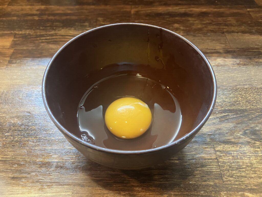 小鉢に入った生卵