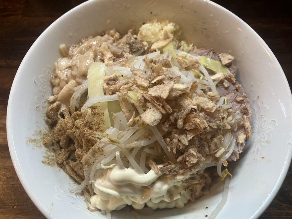 真上から見た小まぜそば(200g)の全体