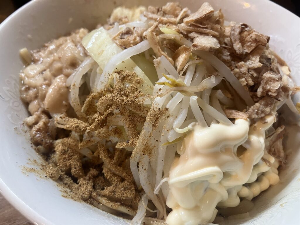 マヨネーズと魚粉がかかった小まぜそば