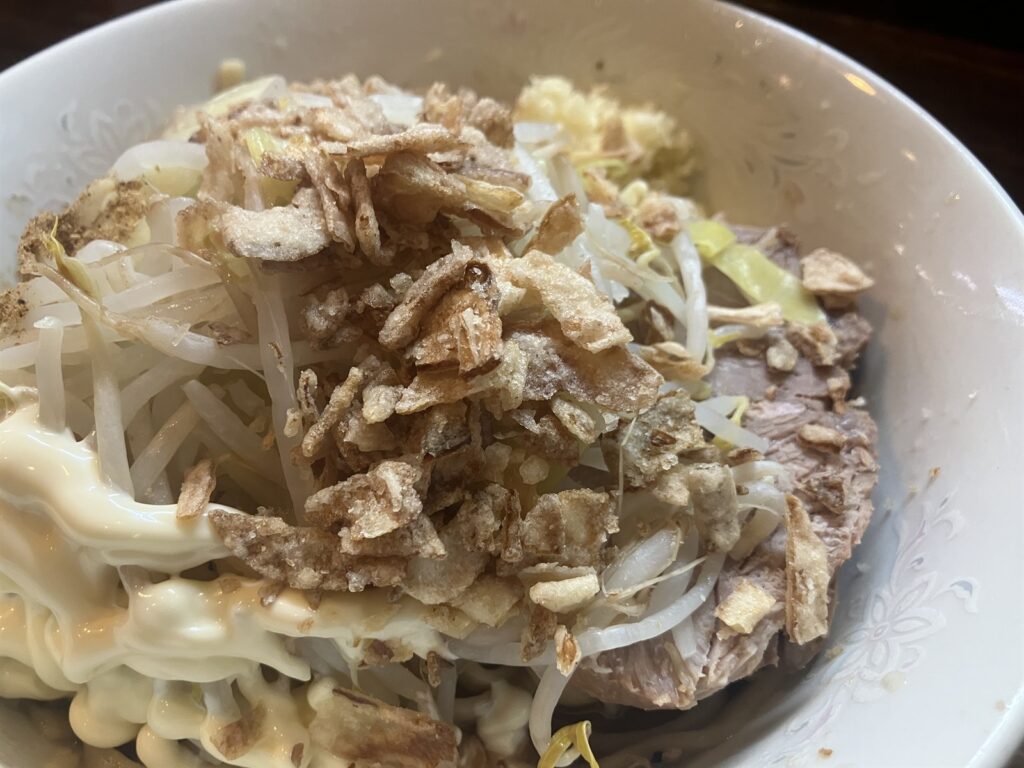 もやしとチャーシューにトッピングが重なった小まぜそば