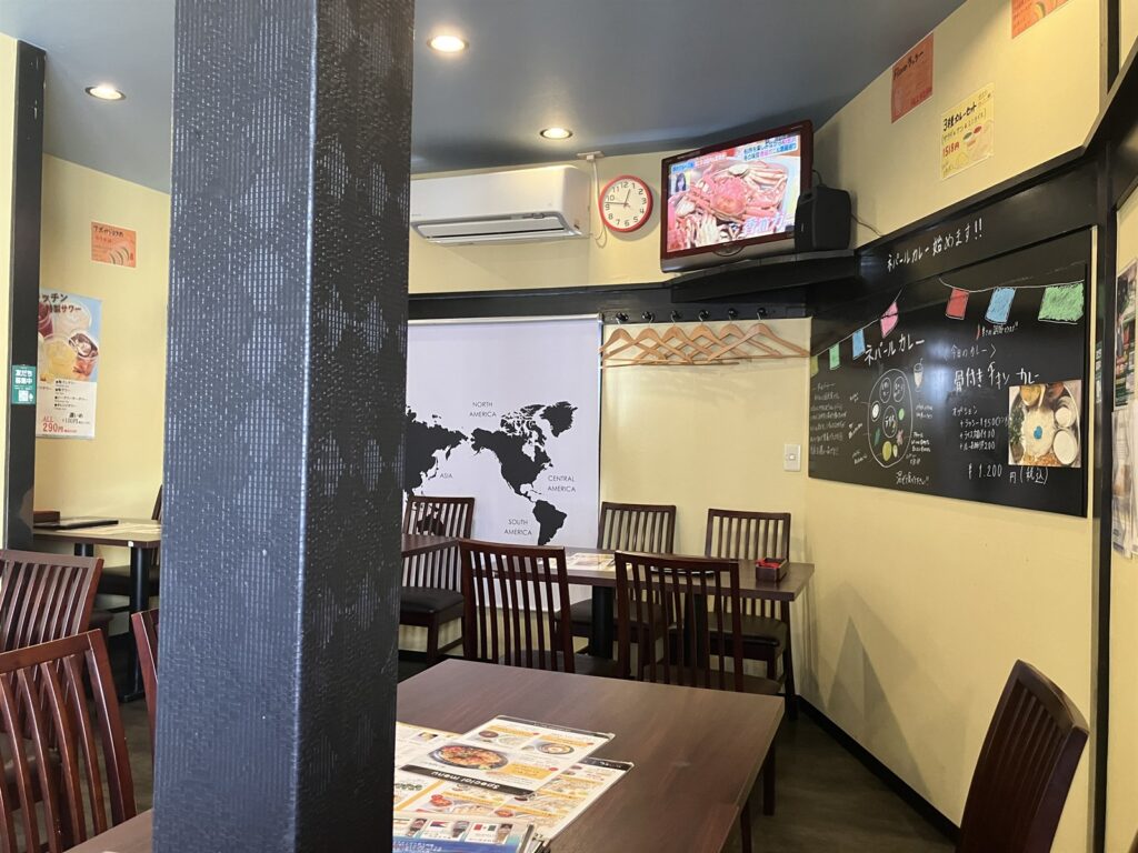 世界地図と黒板が飾られた店内