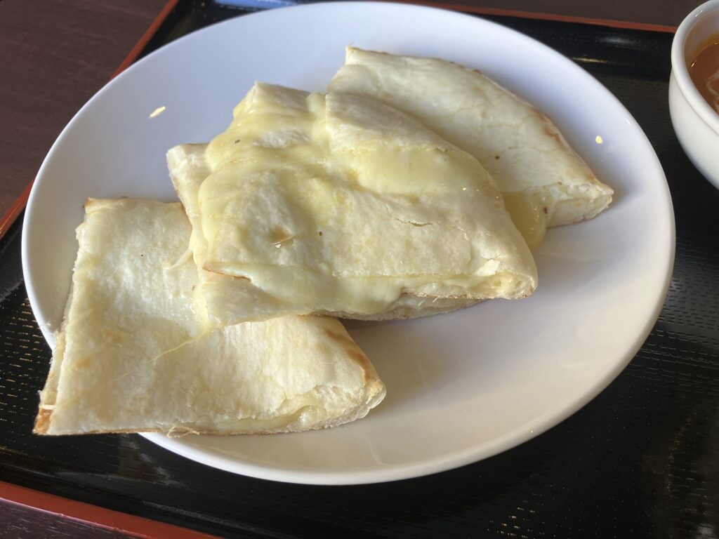 チーズがはみ出るほど入ったチーズナン