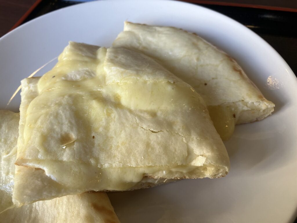 もちもちとした生地からとろけるチーズがのぞくチーズナン
