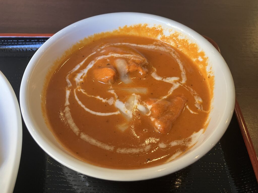鶏肉が入った甘口のバターチキンカレー