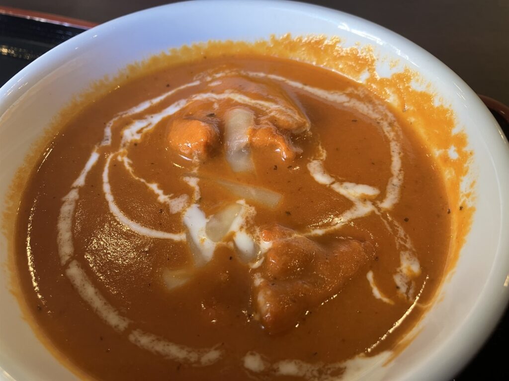 生クリームがかかったバターチキンカレー